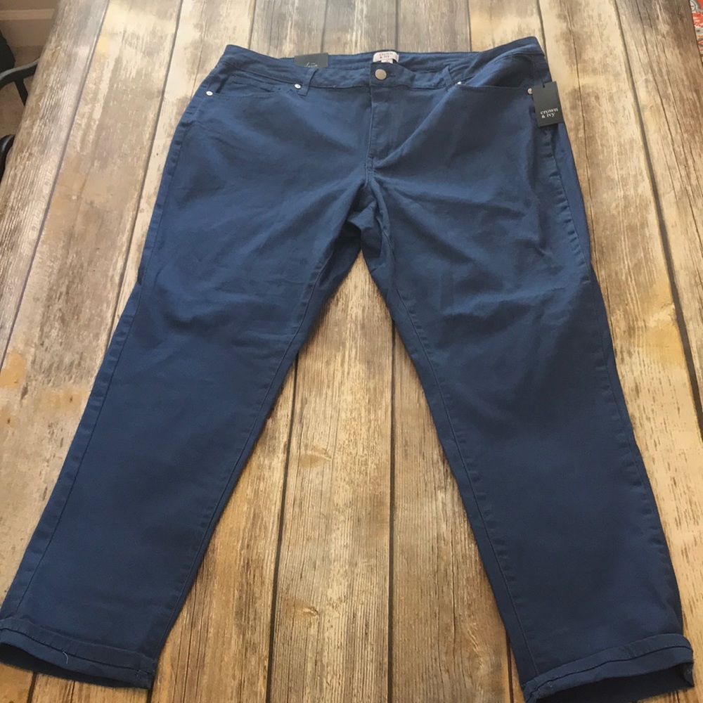 NWT CROWN & IVY CAPRIS